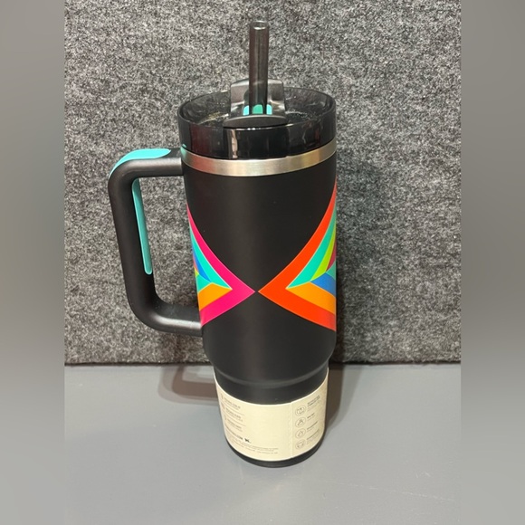 Stanley Quencher H2.0 FlowState Tumbler in the "Hyper Geo" colorway. - Picture 3 of 15